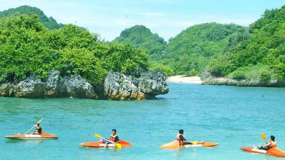 Paket Wisata Pantai 3 Warna Malang 1 Hari